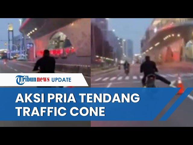 VIRAL Video Aksi 'Meresahkan' Pengendara Motor Tendang Traffic Cone untuk CFD di Dekat Bundaran HI