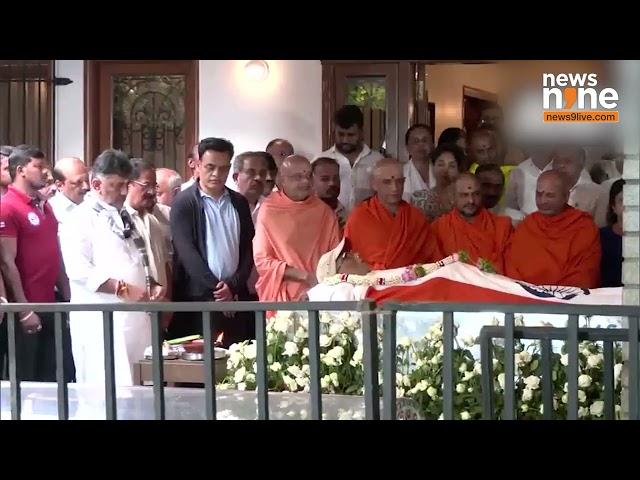 Karnataka Dy CM DK Shivakumar Pay Last Respects at Former Karnataka CM SM Krishna’s Last Rites