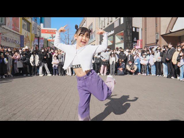 7-year-old girl's amazing K-pop busking.