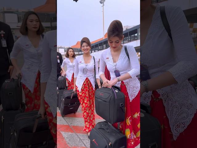 Pramugari2 Cantik Batik Air Indonesia Naik Tangga Menuju Pesawat