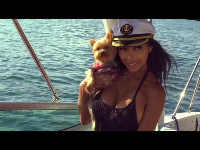 Красивые девушки отдыхают на яхте. Sexy girls on a Yacht.