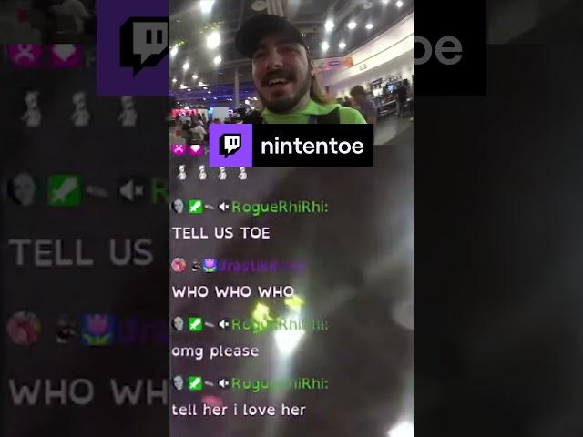 Discord mod Says Hey to Amouranth at TwitchCon // #twitch #twitchcon2023