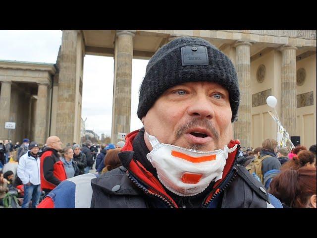 Berlin, 18.11.20 - Andy Demosanitäter  (Gelbwesten-Proteste) Es wird in Berlin heute knallen! - DEMO