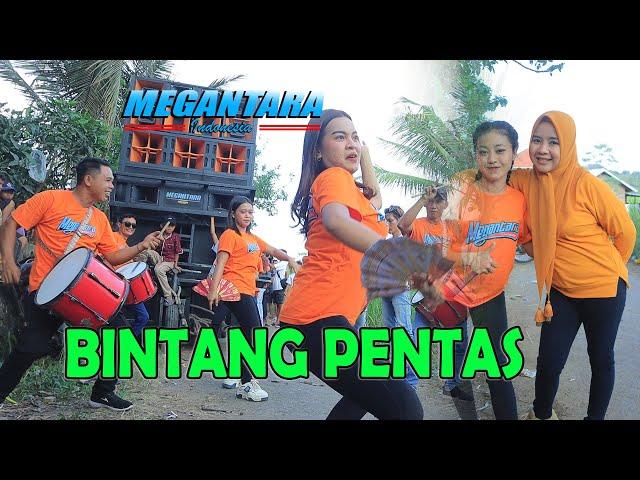 menari dijalanan sudah kayaq bintang pentas // megantara