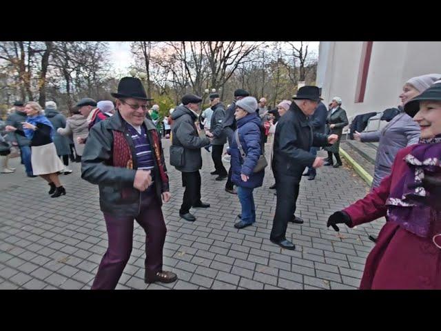 2.11.24г..."Пионерская, Пенсионерская"... Пётр Сотник... звучит в Гомельском парке...