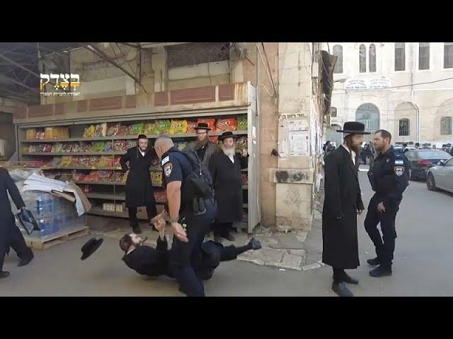 فيديو: في القدس.. الشرطة الإسرائيلية تهاجم يهودًا متدينين تضامنوا مع الفلسطينيين
