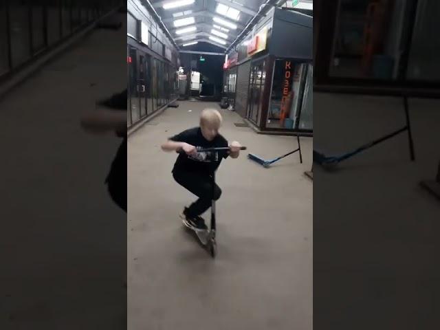 ВЫШЛИ ПОСЛЕ ШКОЛЫ, ЧТОБЫ ПОТРЕНИТЬ #трюкинасамокате #scootering