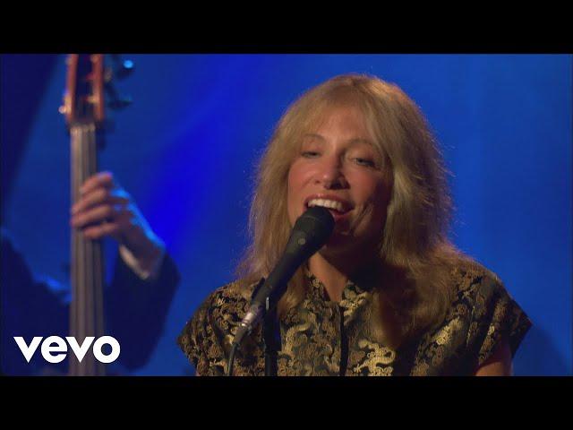 Carly Simon - Let It Snow! Let It Snow! Let It Snow! (Live On The Queen Mary 2)