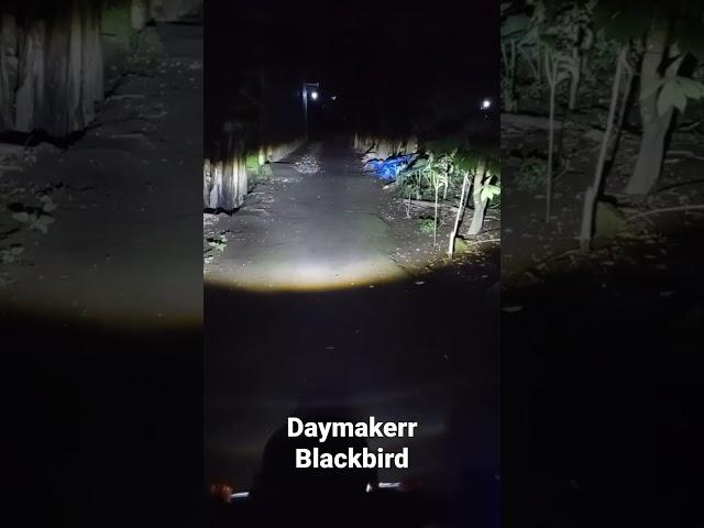 Review Tes Nyala Lampu Lensa Tembak Daymaker Dus Hitam Blackbird