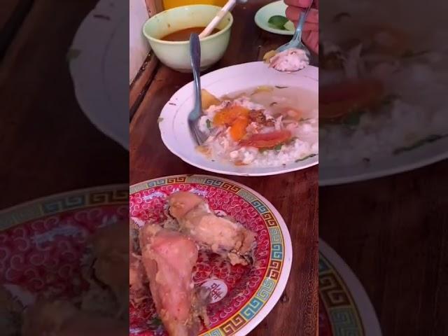 Bule makan SOP SIP di warung #indonesia #bule #makan #spicy #makananindonesia #shorts