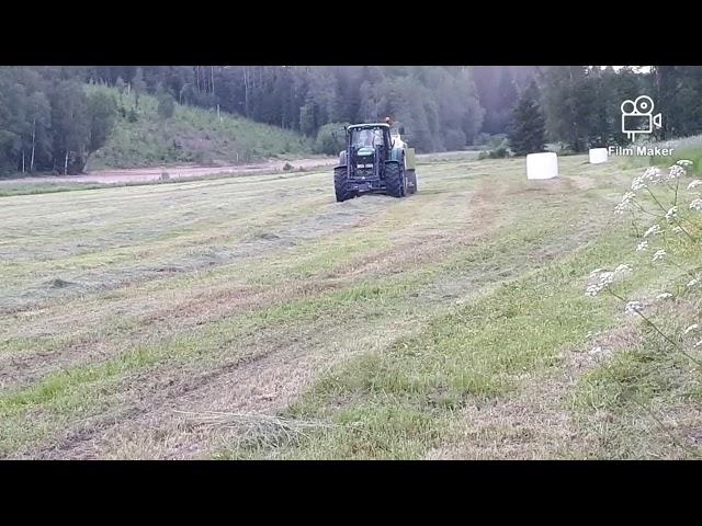 Stensta gård pressar rundbalar-Jd 6820 och Claas Rollant