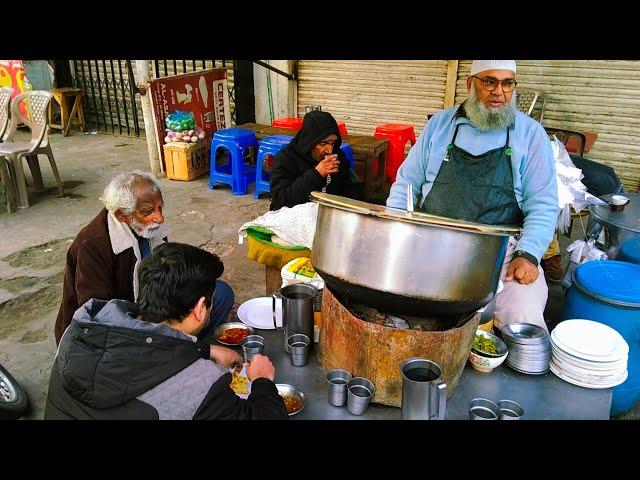 60 Years Old Famous Chacha ji Serves Desi Nashta | Street Food Lahore