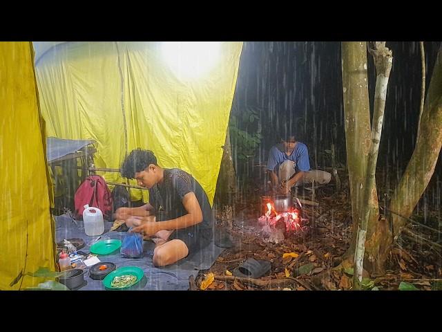 Camping was hit by heavy rain overnight, building a warm shelter in the middle of the jungle - ASMR