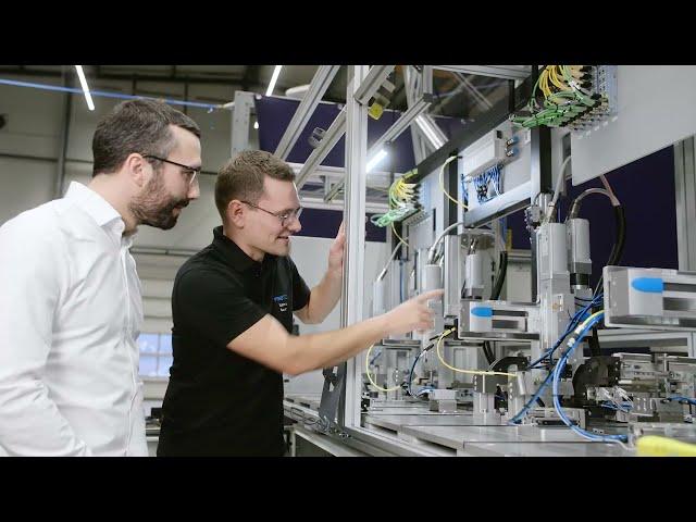 Hochdynamische Montage von Schukosteckern mit ABL, AS Automation und Festo