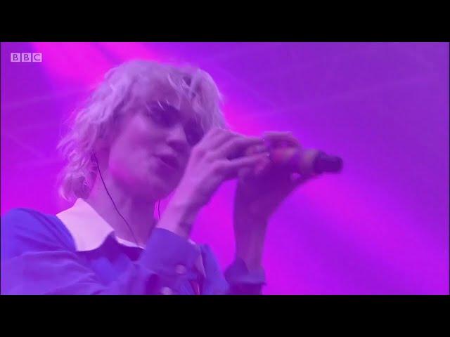 Grimes - Genesis (Glastonbury 2016)