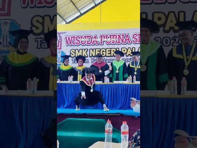 VIRAL! Siswa SMK Melakukan Selebrasi Pencak Silat saat Wisuda. sc: @dimasahong_ #wisuda #psht