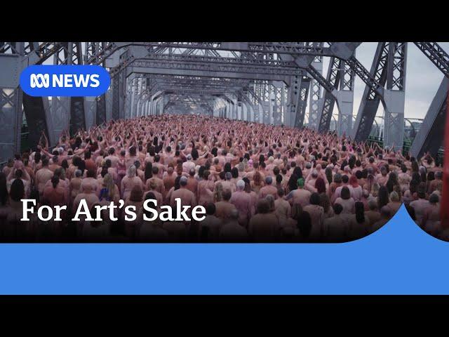 Thousands of naked people descend on Brisbane's Story Bridge for Spencer Tunick's art | ABC News