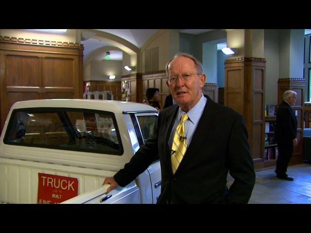 Lamar Alexander tours Library Exhibit