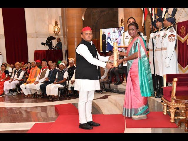 President Murmu presents Padma Vibhushan to Shri Mulayam Singh Yadav (Posthumous) for Public Affairs