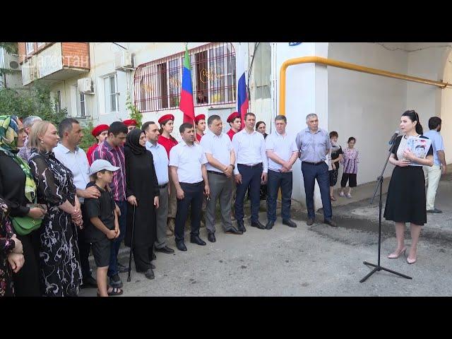 В Махачкале открыли памятную плиту Герою России Нурмагомеду Гаджимагомедову