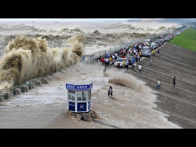 Tragedy in China! Qiantang River rages, fierce waves sweep away people and cars