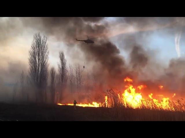 Вертолет МЧС тушит пожар на лебердоне