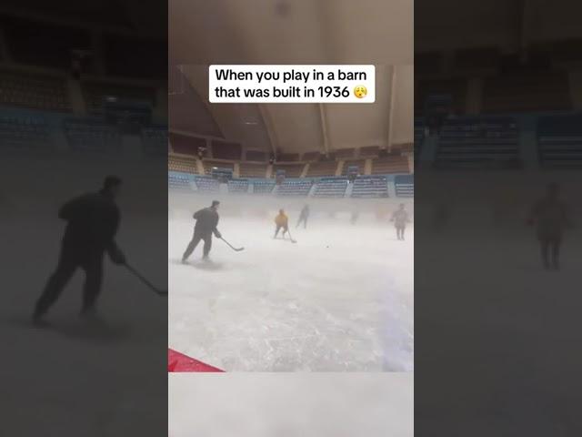 Hockey in Hersheypark Arena  (via _msfilms/TT)