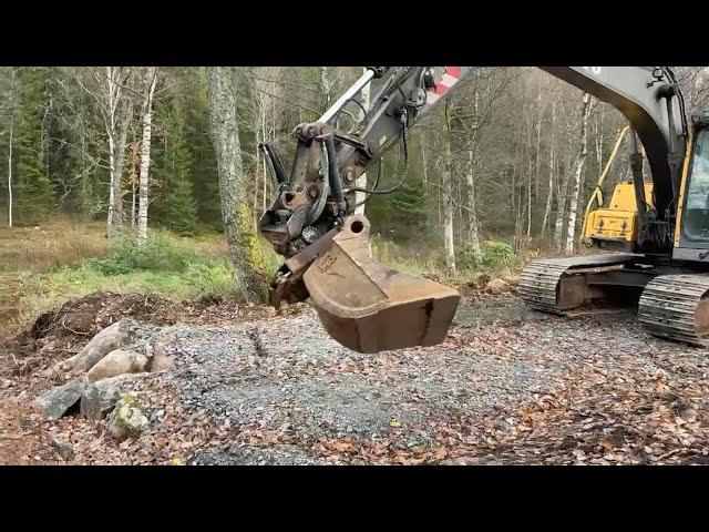 Köp Grävmaskin Volvo EC140BLC med rotator m grip & planeringsskopa på Klaravik