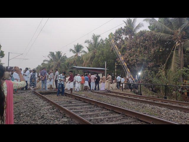 കാഴ്ചക്കിടയിൽ ട്രെയിൻ വന്നപ്പോൾ | Indian railway | Railway crossing