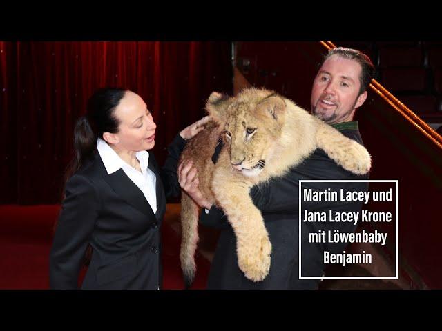 Martin Lacey & Jana Lacey Krone mit Löwenbaby Benjamin