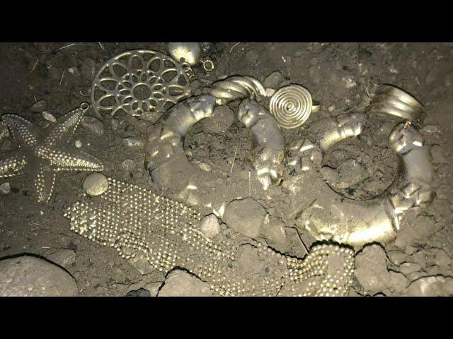 العثور على دفينة من ذهب روماني/وجود كنز/بجانب صخرة فوقها شاهد/treasure hunter/chasse. gold/الكنز