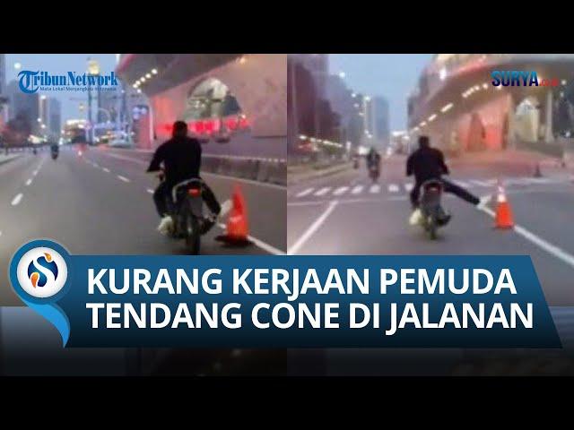 ANEH! Bak JAGOAN Pemotor Ini Tendang Traffic Cone di Jalanan, Warganet: Ujung-ujungnya Minta Maaf