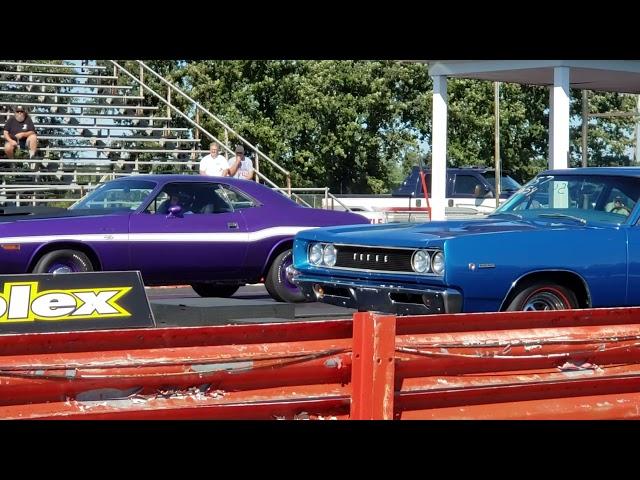 1970 Dodge Challenger 440 Six Pack vs 1968 Dodge Super Bee 426 Hemi 1/4 Mile Drag Race