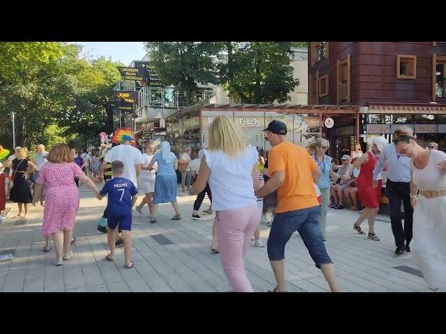 Ksiądz przy molo, gitara, taniec Kołobrzeg 21-07-2024(2)