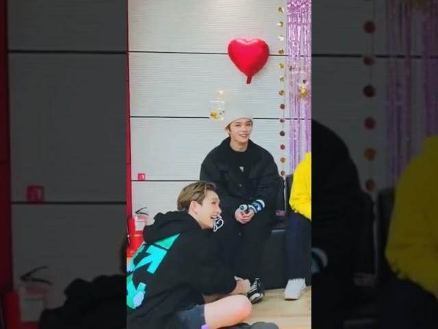 Chan tying lee know shoelaces #straykids #스트레이키즈 #bangchan #leeknow #mama2021 #vlive