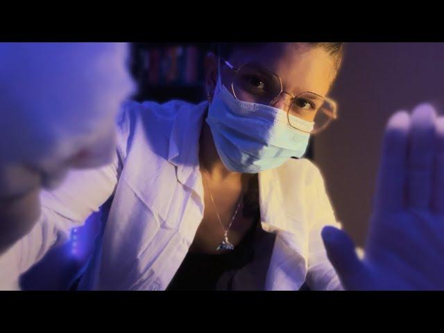 ASMR MÉDICA SIMPÁTICA CUIDANDO DE VOCÊ 