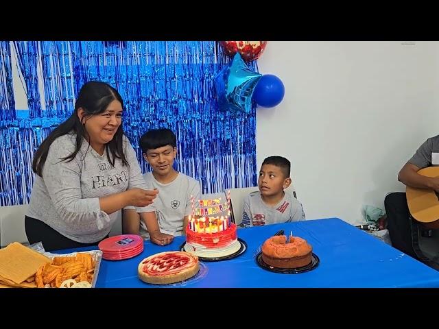 Repartiendo El Pastel En el Cumpleaños de angel Jr Casi No Nos alcanza pero Todo Salio Muy bien