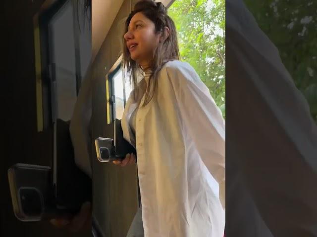 Mahira Khan dance in Vanity #mahirakhan #mahirakhandance #showbizpakistan #pakistanidrama