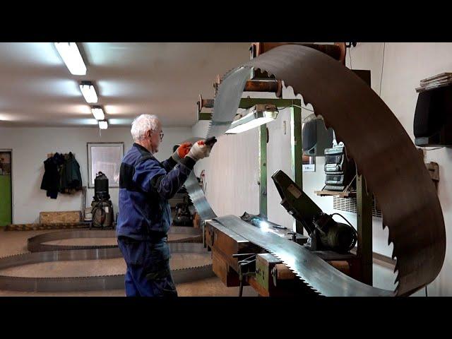 Amazing Process of Replacing and Grinding a 10 m Long Saw Band on a Giant Band Sawmill.