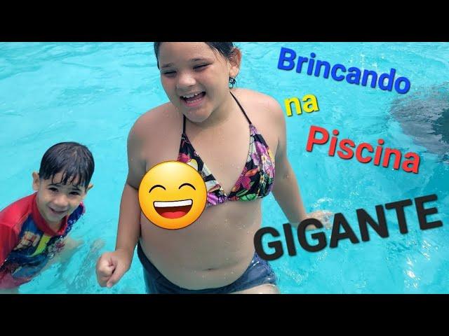 Brincando na piscina gigante