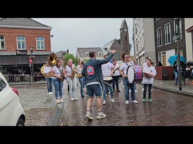 Effe d'r neffe dweilorkest | Hulster Dweildag