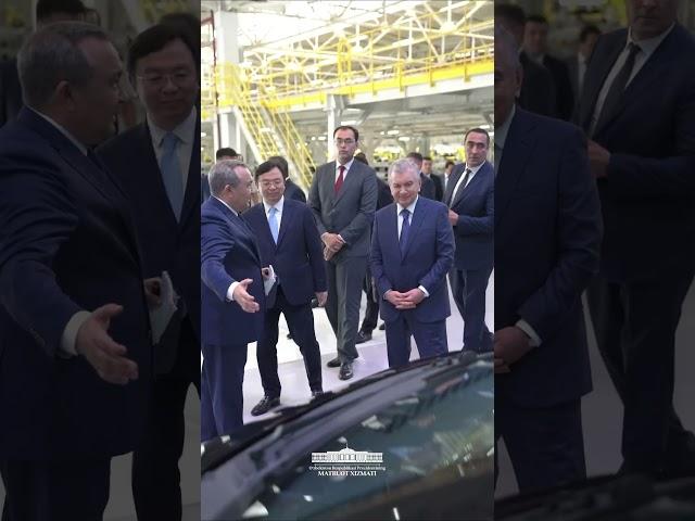 Prezident "BYD Uzbekistan Factory" zavodida ishlab chiqarilgan birinchi elektromobilga imzo chekdi