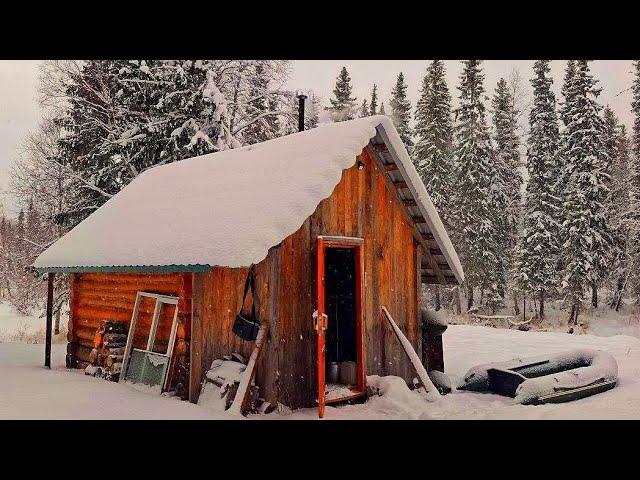 Один в тайге в лесной избушке! Первый лёд открыт! Клёв хариуса как из пулемёта!))