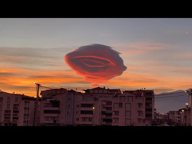 Rare Cloud Looks Like a UFO