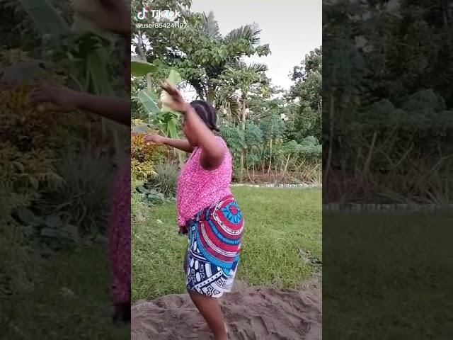 Sexy mumy dancing in Fiji style