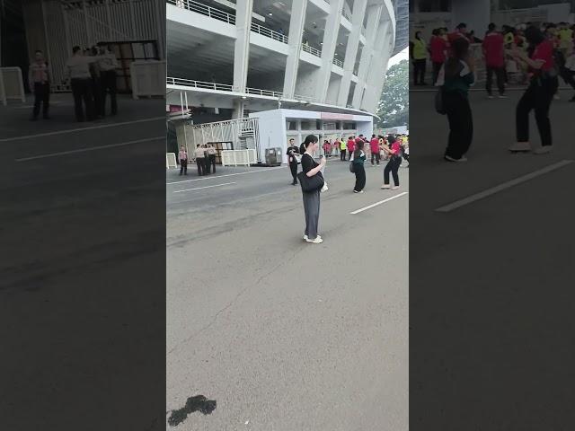 Live Update GBK: Suporter Perempuan Jepang Selfie #timnasday #timnasindonesia #trending #viral