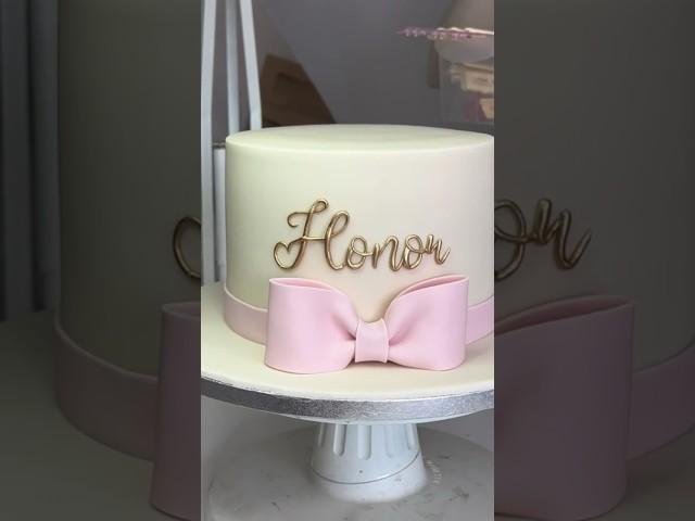 Quick simple fondant sugar bow #fondantbow #bow #cakedecorating #howto #caketutorial #bowtutorial