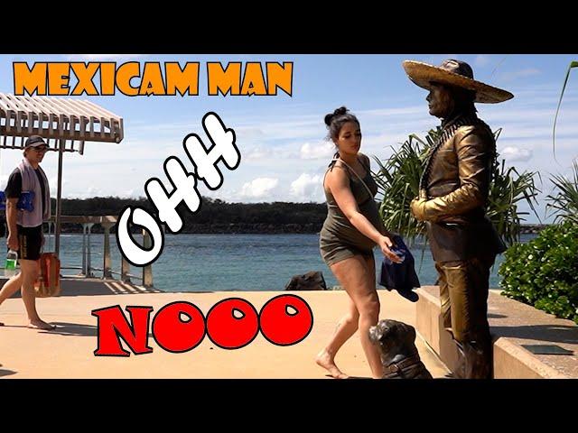 #Mexican_man  prank in GoldCoast city. What's she doing? OMG.  lelucon statue prank. luco patung.