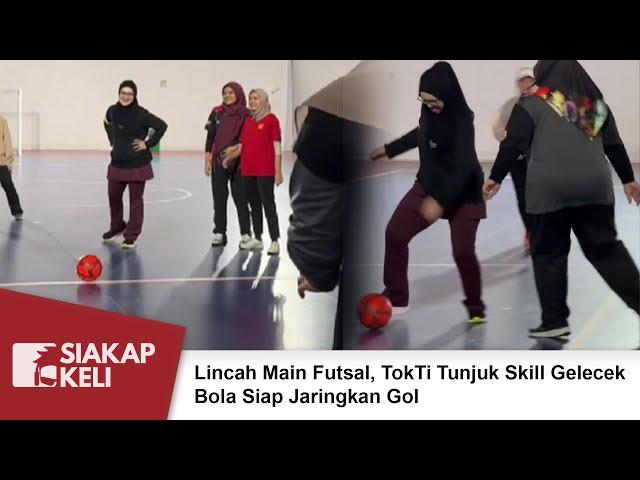Lincah Main Futsal, TokTi Tunjuk Skill Gelecek Bola Siap Jaringkan Gol