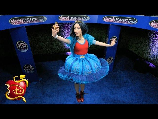 Evie | Jordan's Blue Carpet Minute | Descendants: Wicked World